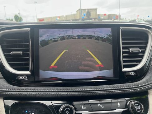 Used 2024 Chrysler Pacifica Limited FWD image 40