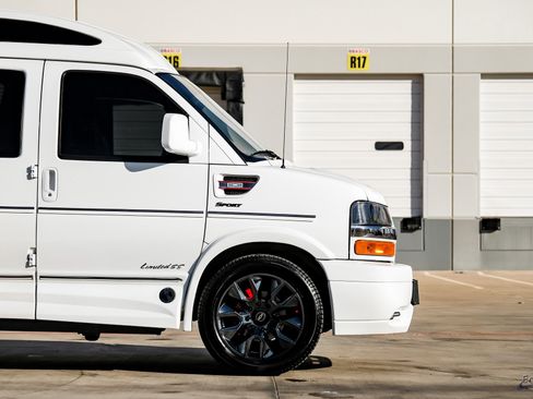 Used 2023 Chevrolet Express 2500 image 18