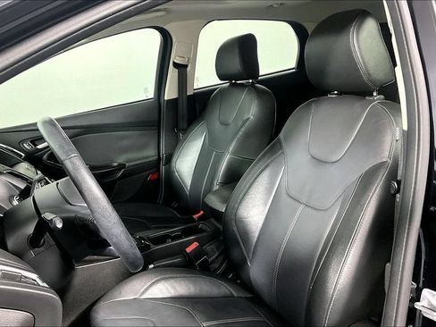 Used 2018 Ford Focus Titanium w/ Titanium Technology Package FWD image 25