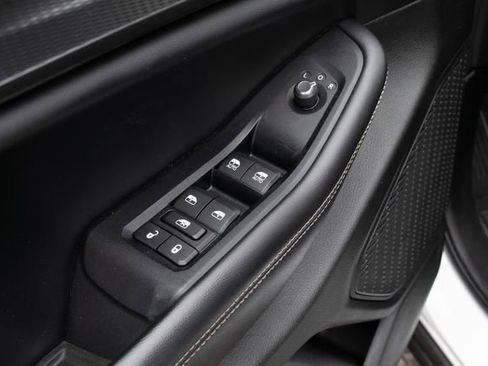 Used 2023 Jeep Grand Cherokee Laredo image 14