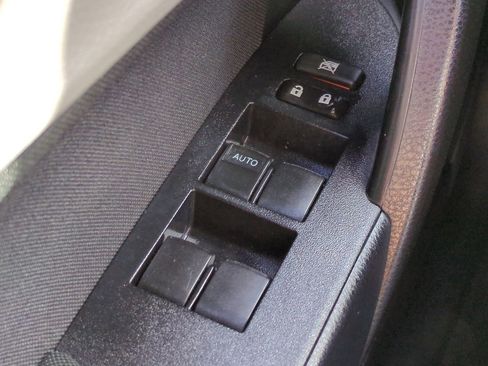 Used 2018 Toyota Corolla LE image 21