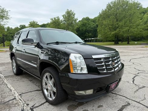 Used 2013 Cadillac Escalade Luxury RWD image 3
