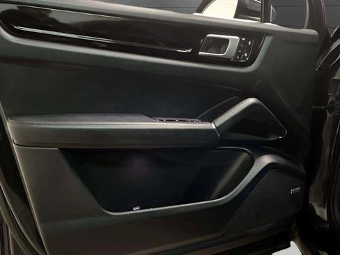 Used 2019 Porsche Cayenne w/ Premium Package image 30