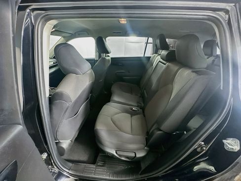 Used 2022 Toyota Highlander LE FWD image 27