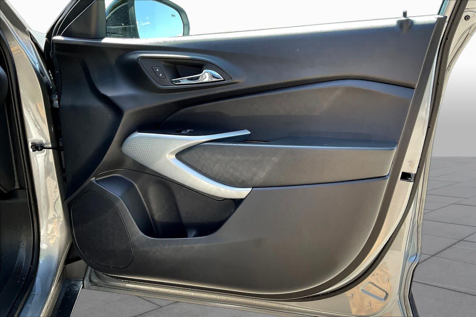 Used 2025 Chevrolet Trax RS w/ Driver Confidence Package FWD image 22