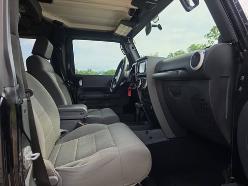 Used 2009 Jeep Wrangler Sahara w/ Dual Top Group AWD/4WD image 22