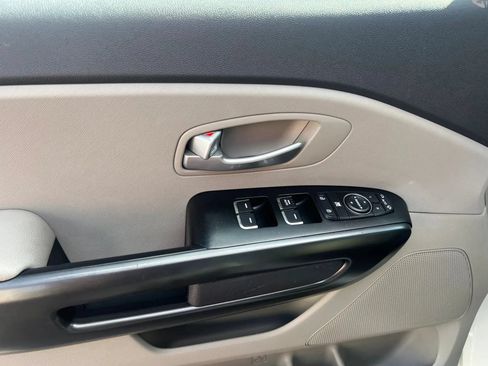 Used 2017 Kia Sedona LX w/ LX Essentials Premium Package FWD image 13