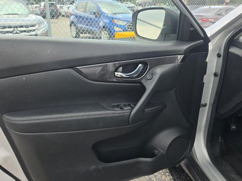 Used 2019 Nissan Rogue SV FWD image 9