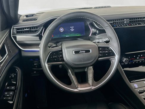 Used 2022 Jeep Grand Cherokee Overland w/ Luxury Tech Group IV image 18