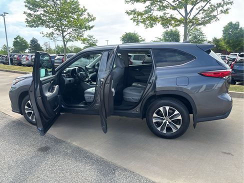 Used 2020 Toyota Highlander XLE AWD/4WD image 22