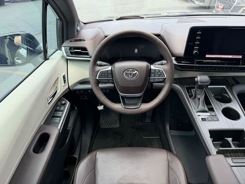 Used 2024 Toyota Sienna Platinum AWD/4WD image 3