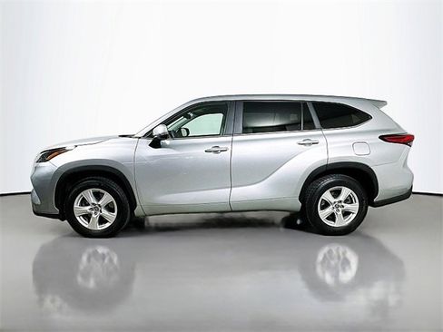 Used 2023 Toyota Highlander L image 4