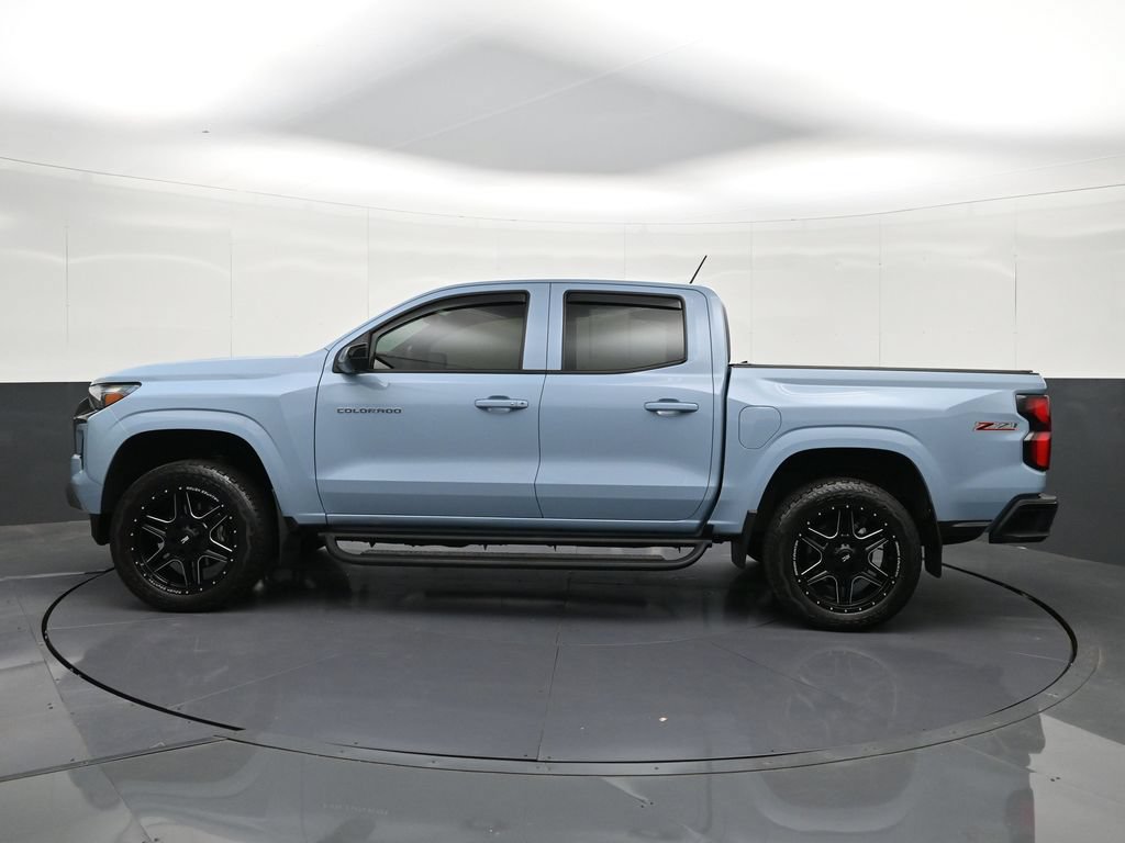 Used 2025 Chevrolet Colorado Z71 w/ Technology Package AWD/4WD image 2