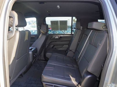 Used 2025 Chevrolet Suburban RST image 13