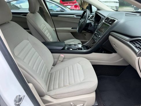 Used 2019 Ford Fusion SE FWD image 22