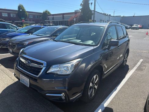 Used 2017 Subaru Forester 2.5i Premium w/ Popular Package #2A AWD/4WD image 2