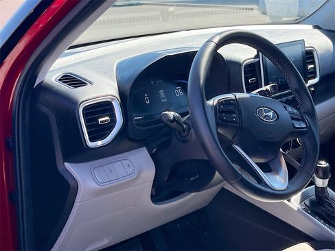 Used 2025 Hyundai Venue SEL image 9