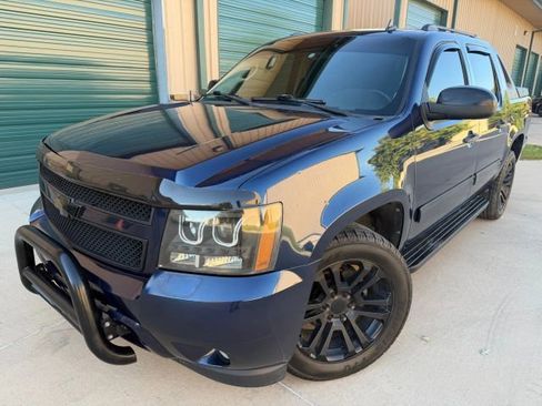 Used 2010 Chevrolet Avalanche LT w/ Regional Value Package image 2