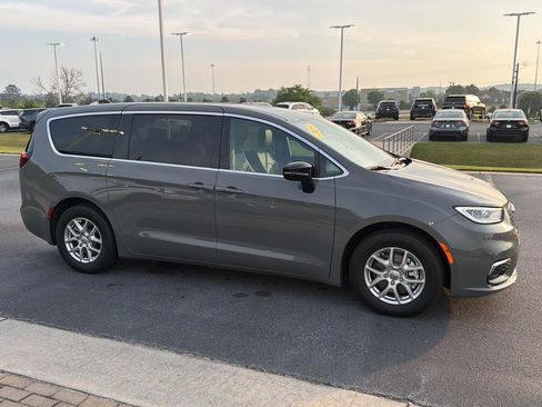 Used 2025 Chrysler Pacifica Select FWD image 7