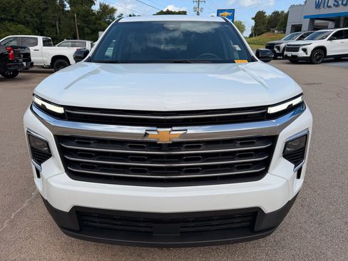 Used 2025 Chevrolet Traverse LT FWD image 2
