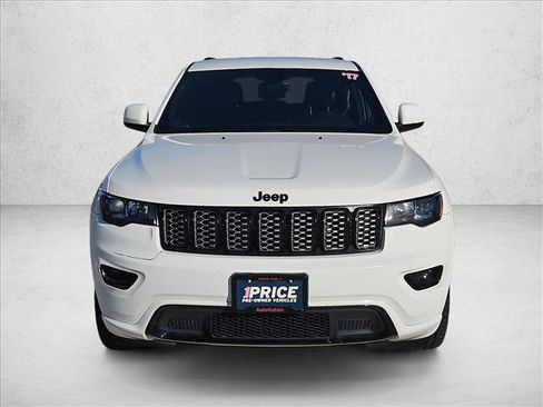 Used 2017 Jeep Grand Cherokee Altitude image 2