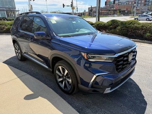 Used 2025 Honda Pilot Touring image 3