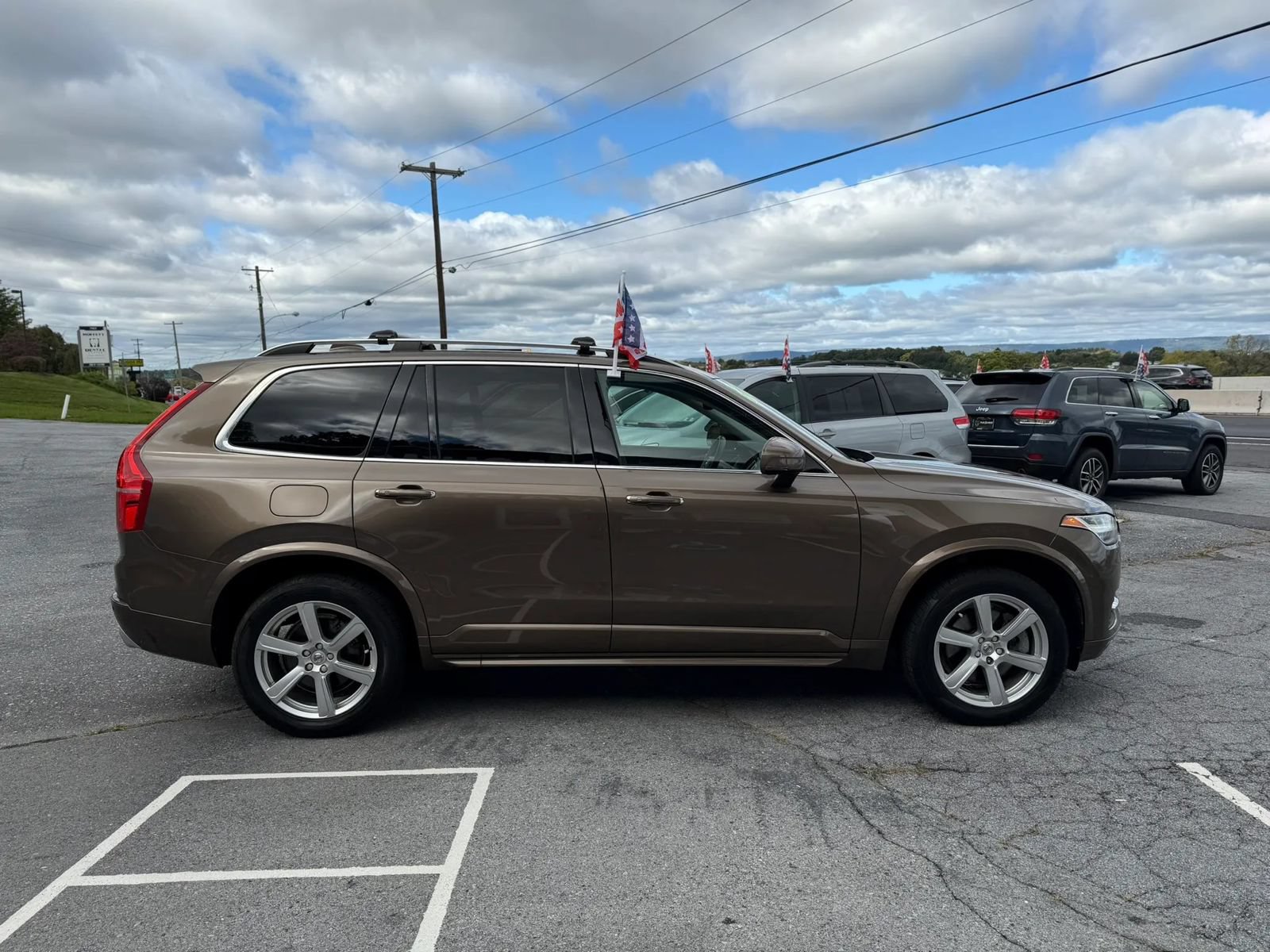Used 2016 Volvo XC90 T6 Momentum w/ Momentum Plus Package AWD/4WD image 6