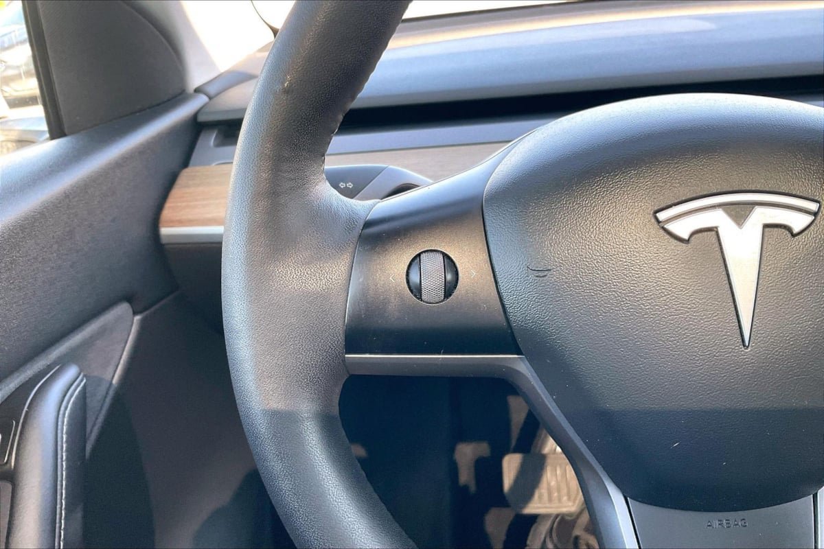 Used 2021 Tesla Model Y Long Range AWD/4WD image 18