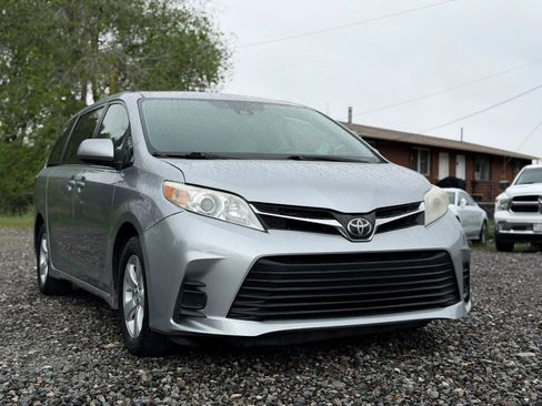Used 2018 Toyota Sienna LE FWD image 1