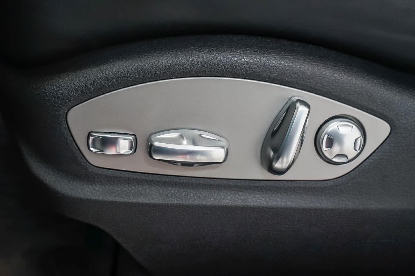 Certified 2026 Porsche Macan AWD/4WD image 26