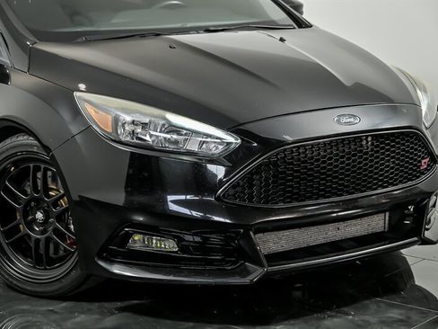 Used 2018 Ford Focus ST FWD image 2