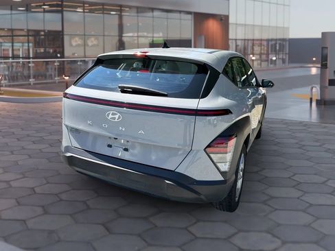 Used 2024 Hyundai Kona SE FWD image 11