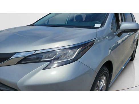 Used 2021 Toyota Sienna XLE image 17