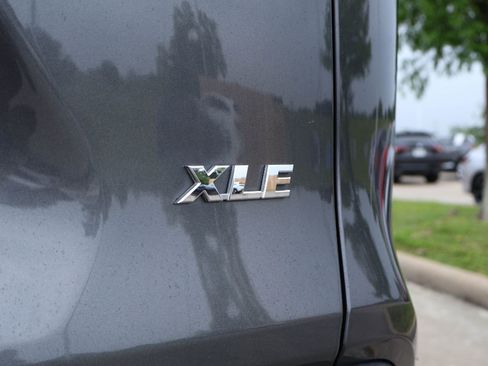 Used 2021 Toyota RAV4 XLE Premium FWD image 7