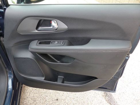 Used 2025 Chrysler Pacifica Select FWD image 28
