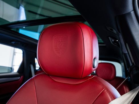 Used 2022 Porsche Cayenne Platinum Edition image 39