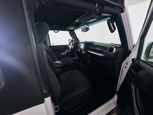 Used 2016 Jeep Wrangler Rubicon w/ Power Convenience Group image 27
