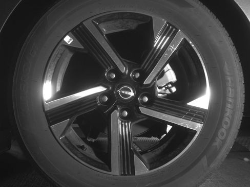 Used 2025 Nissan Sentra SV FWD image 14
