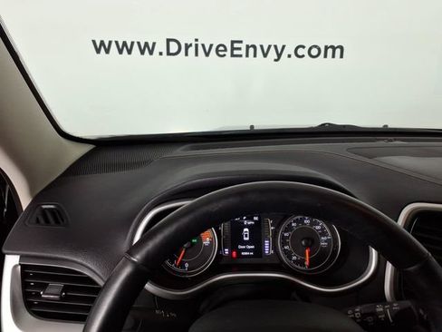 Used 2018 Jeep Cherokee Latitude Plus w/ Cold Weather Group AWD/4WD image 27