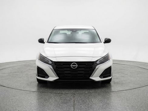 Used 2025 Nissan Altima 2.5 SV FWD image 2