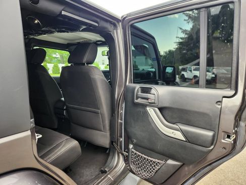 Used 2016 Jeep Wrangler Unlimited Sahara w/ Connectivity Group AWD/4WD image 39