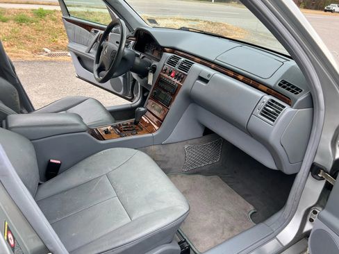 Used 2000 Mercedes-Benz E 320 Sedan image 25