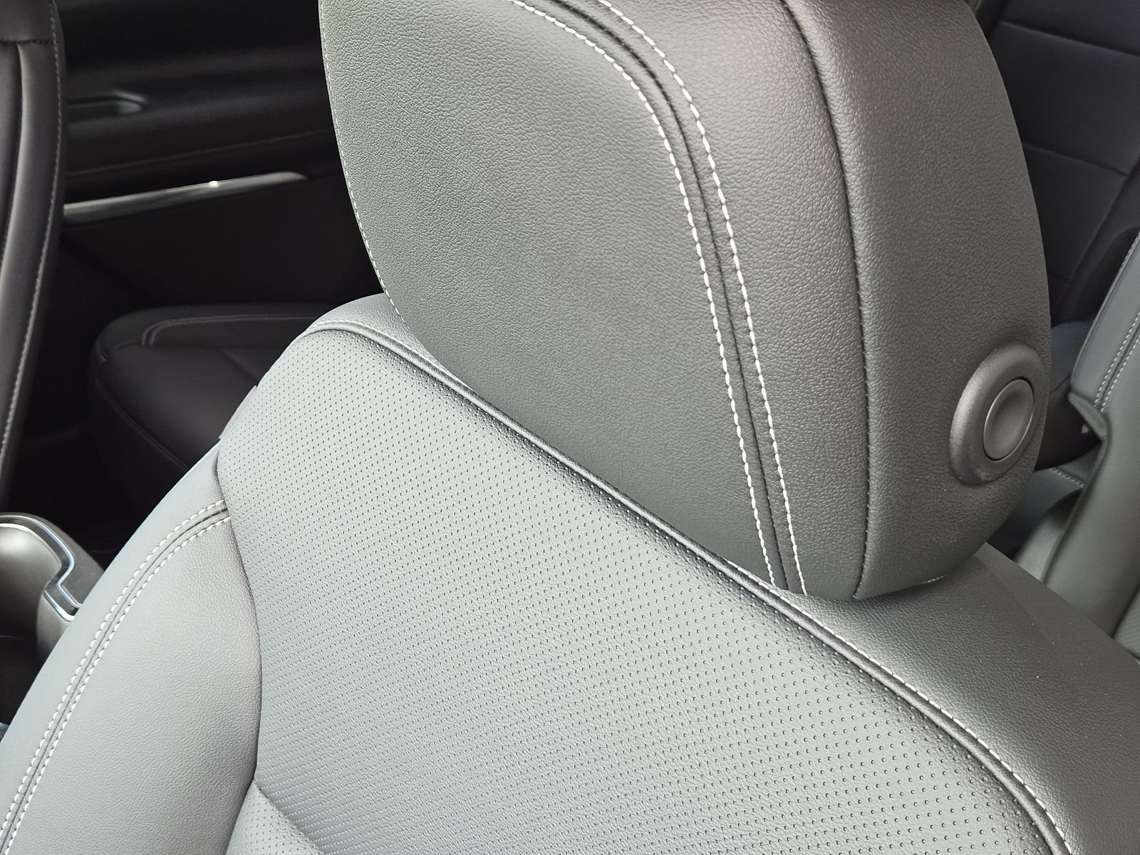 New 2027 Chevrolet Traverse LT w/ Midnight/Sport Edition FWD image 16