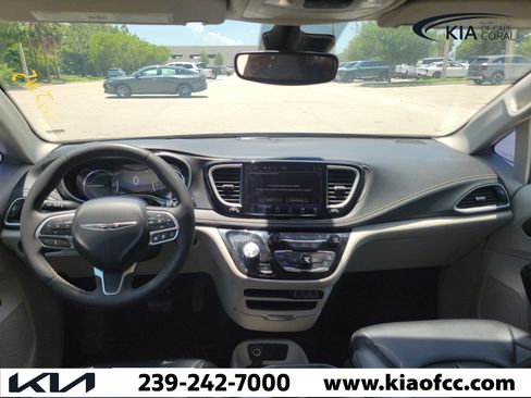 Used 2023 Chrysler Pacifica Touring-L FWD image 19