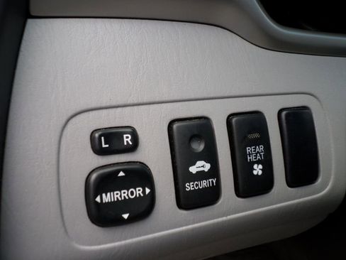 Used 2004 Toyota Highlander Limited image 36