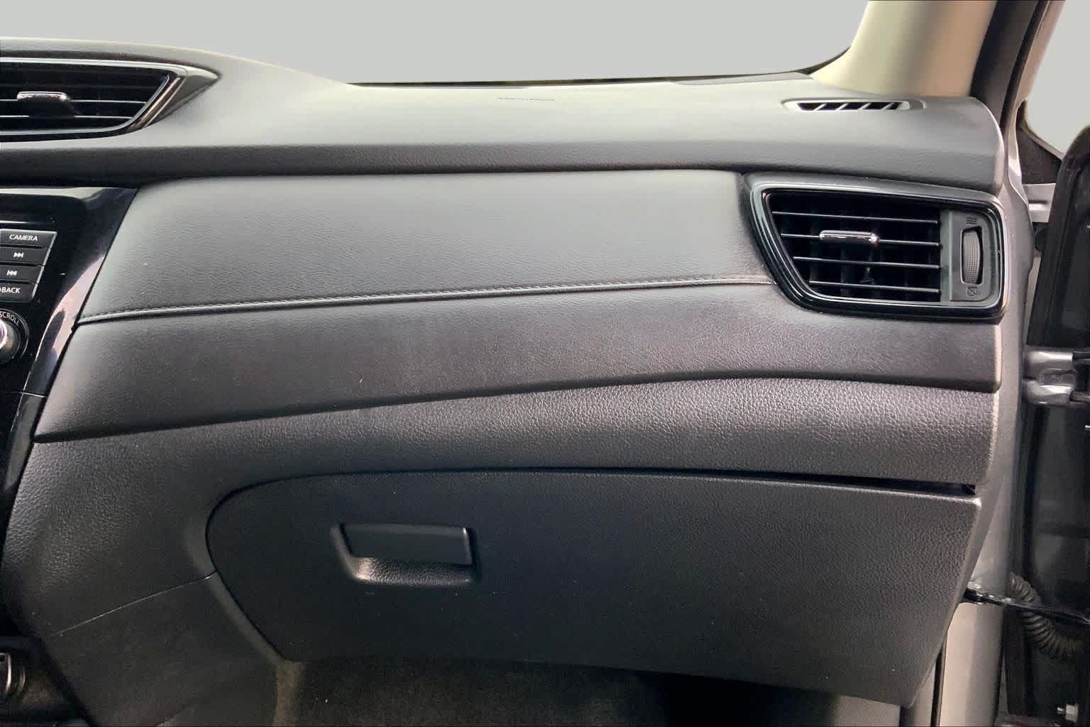 Used 2018 Nissan Rogue SV w/ Premium Package FWD image 18