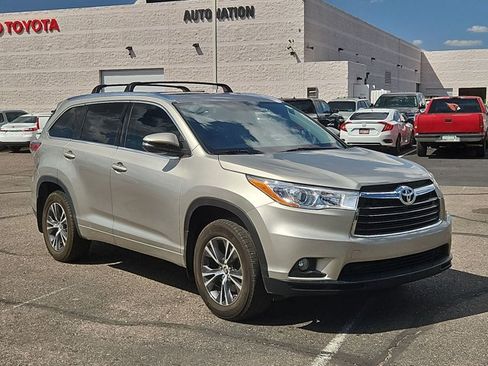 Used 2016 Toyota Highlander XLE AWD/4WD image 3