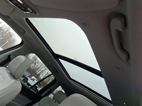 Used 2022 Jeep Grand Cherokee Overland image 15