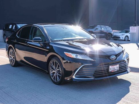 Used 2023 Toyota Camry XLE w/ Navigation Package FWD image 3