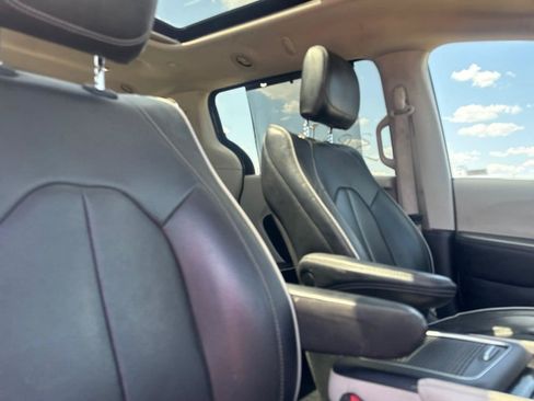 Used 2023 Chrysler Pacifica Limited FWD image 30